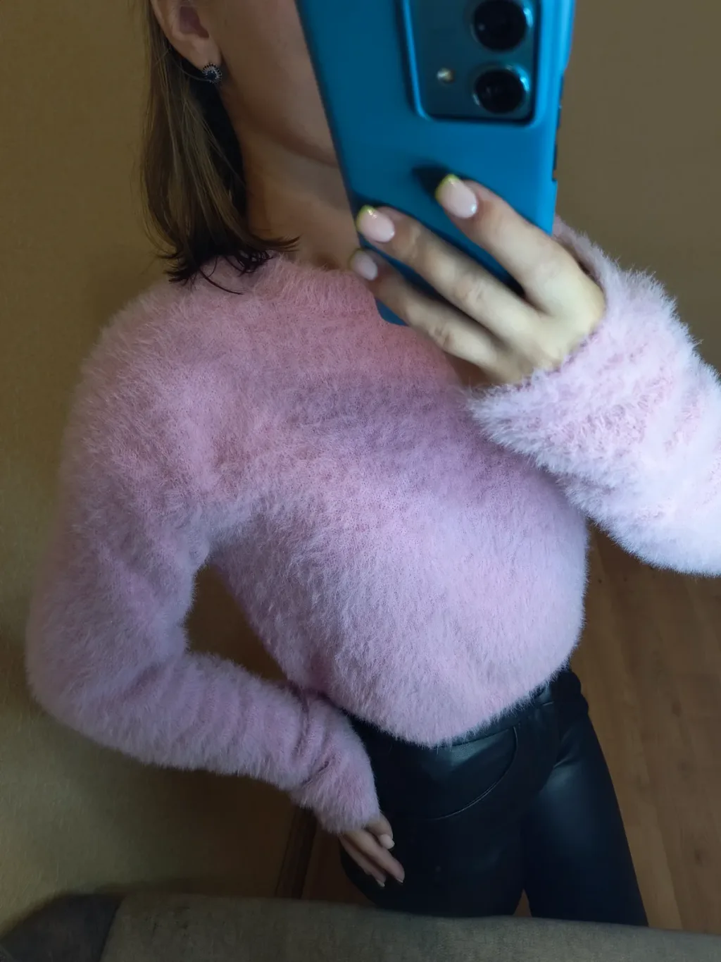 Пухнастий світшот Bershka BSKGIRL рожевий, розмір S/M