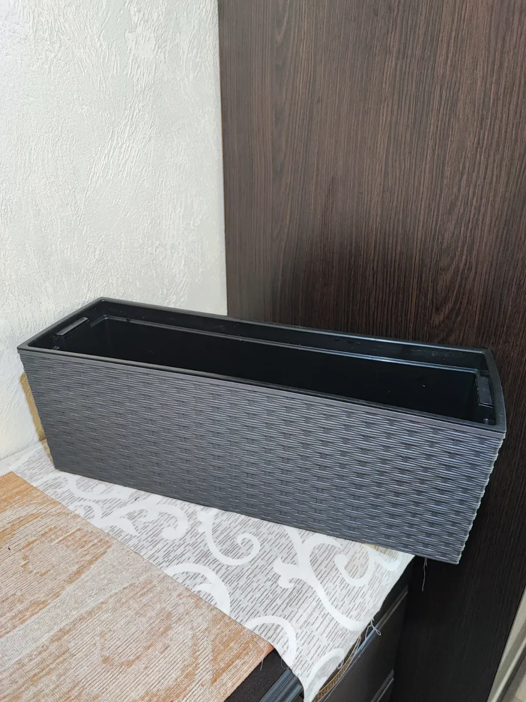🪴 Балконний ящик для квітів Lamela Begonia Rattan (56 см, графіт, ротанг) – з дренажем та вкладкою! ✨